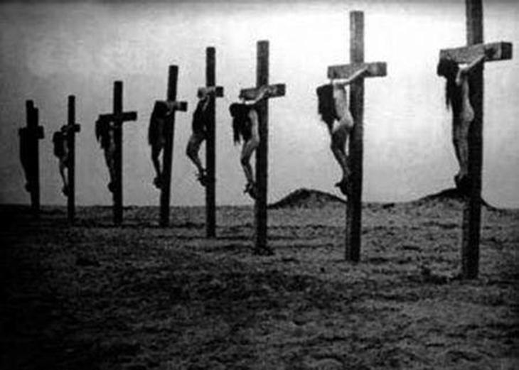mulheres crucificadas Genocídio Armênio