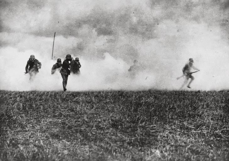 Gases e alemães emergindo da nuvem de fosgênio