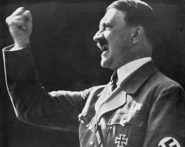 Hitler com punho levantado