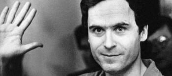 Ted Bundy se defendendo perante o tribunal.