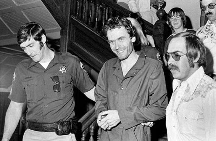 Ted Bundy escoltado por policiais