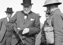 Churchill verifica submetralhadora tommy gun