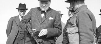 Churchill verifica submetralhadora tommy gun