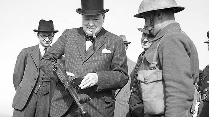 Churchill verifica submetralhadora Tommy Gun