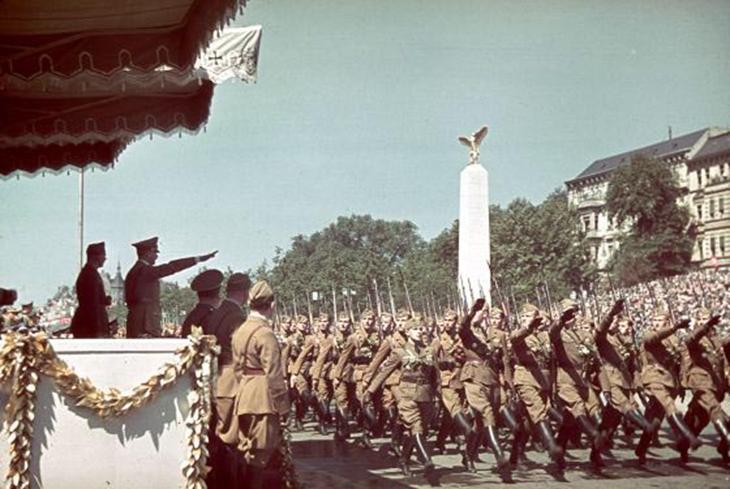 A Legião Condor desfilando diante de Adolf Hitler