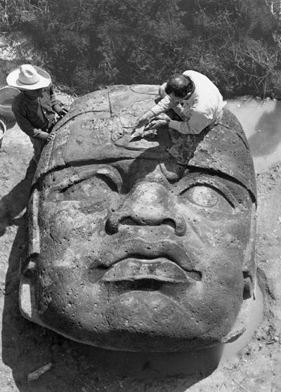 A grande Cabeça Olmeca descoberta na década de 1920. Créditos: autoria desconhecida. cabeça olmeca