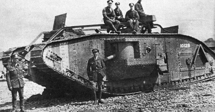 tropas britânicas sobre tanque em cambrai 1917