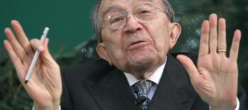 Giulio Andreotti gesticulando