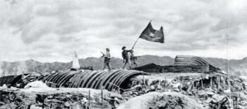 soldados viet mihn hasteando bandeira em dien bien phu
