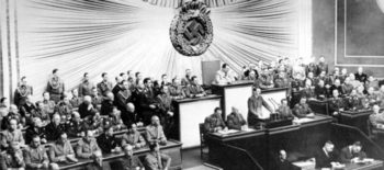 Hitler discursando no parlamento alemão