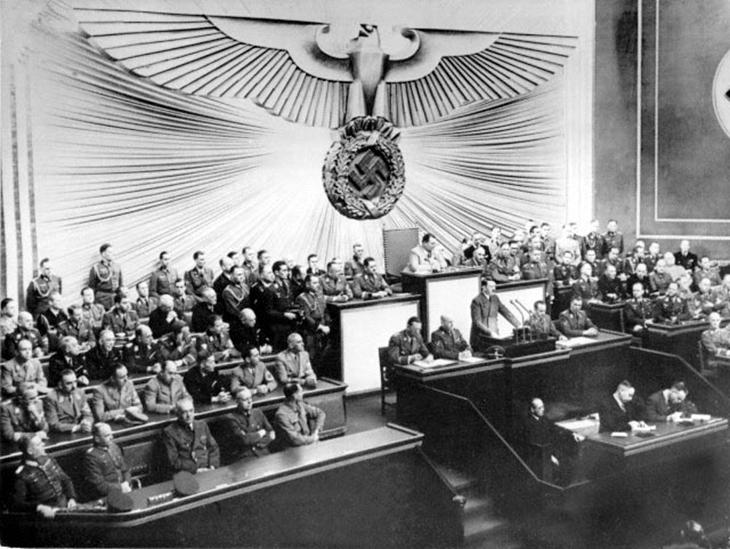 Hitler discursando no parlamento alemão sobre invasão da polônia
