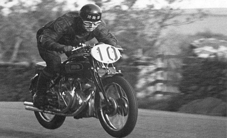 Jack Churchill em sua motocicleta