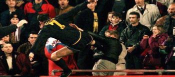 cantona dando voadora em hooligan