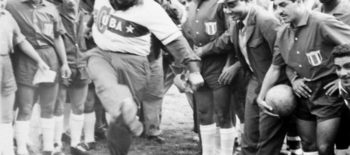Fidel chutando bola
