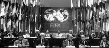 homens sentados comitê Fifa