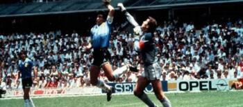jogador botando a mão na bola
