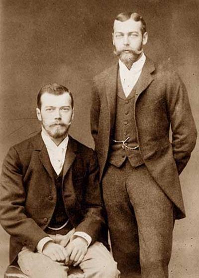 O czar Nicolau II, da Rússia, e o rei Jorge V, da Inglaterra, primos quase idênticos, julho de 1893. Créditos: autoria desconhecida. primos nicolau II sentado e jorge v em pé
