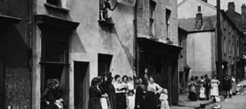 mulheres na calçada
