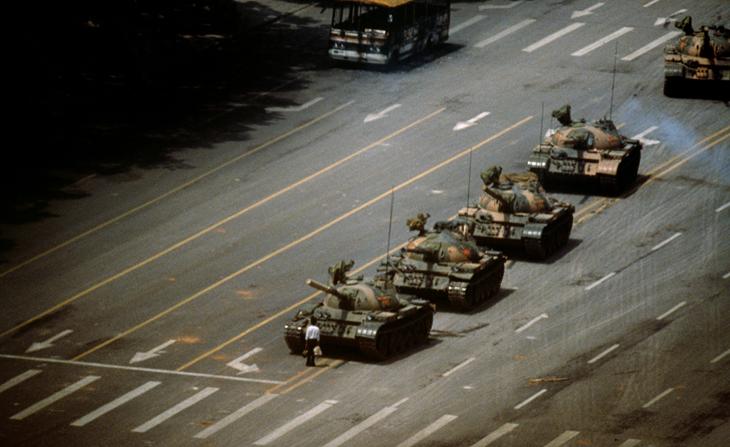 homem e tanques na china