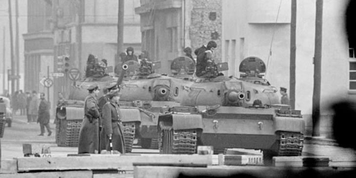 soldados e tanques de guerra checkpoint charlie