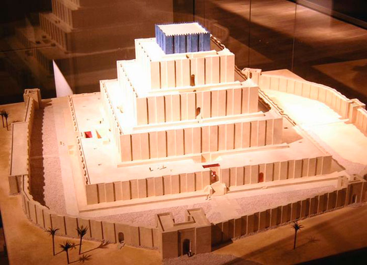Reprodução em maquete do zigurate de Chogha Zanbil