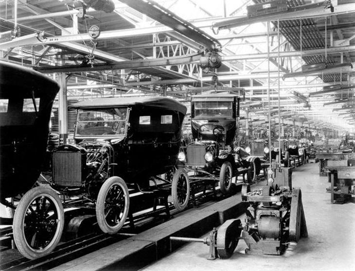 linha de montagem em fábrica de carros de henry ford