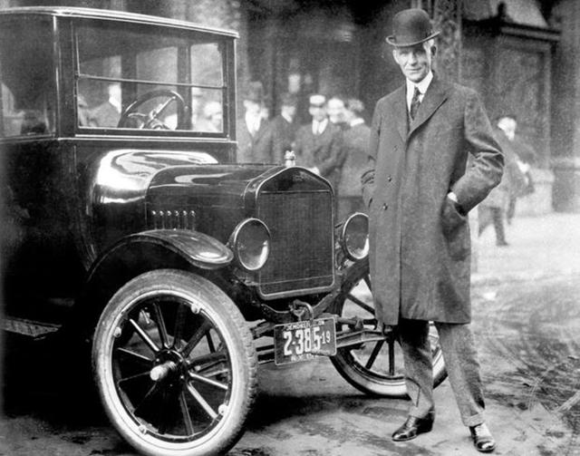 Henry Ford ao lado de um carro, o ford t