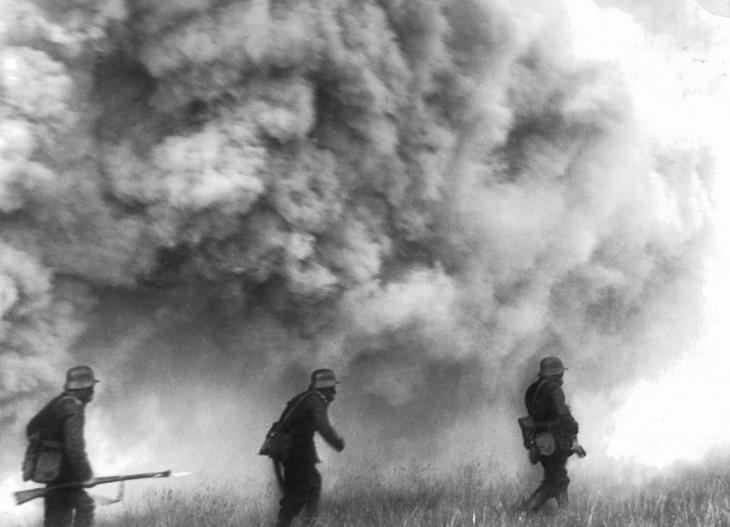 soldados alemães treinando com cortina de gases tóxicos