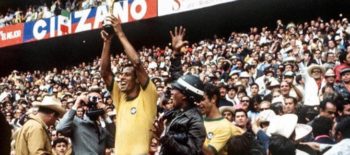 carlos alberto torre segurando taça da copa do mundo de 1970