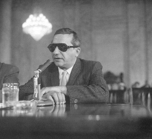 Sam “Mooney” Giancana, 9 de junho de 1959. Créditos: ©Bettmann/Corbis, ID: 42-18968501. o mafioso sam "momo" giancana depondo no senado, 1959