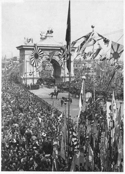 multidão comemorando vitória na guerra russo-japonesa