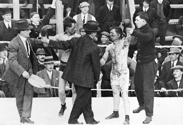 Luta de boxe do início do século XX. Créditos: autoria desconhecida. luta de boxe antigamente com vencedor sendo eleito