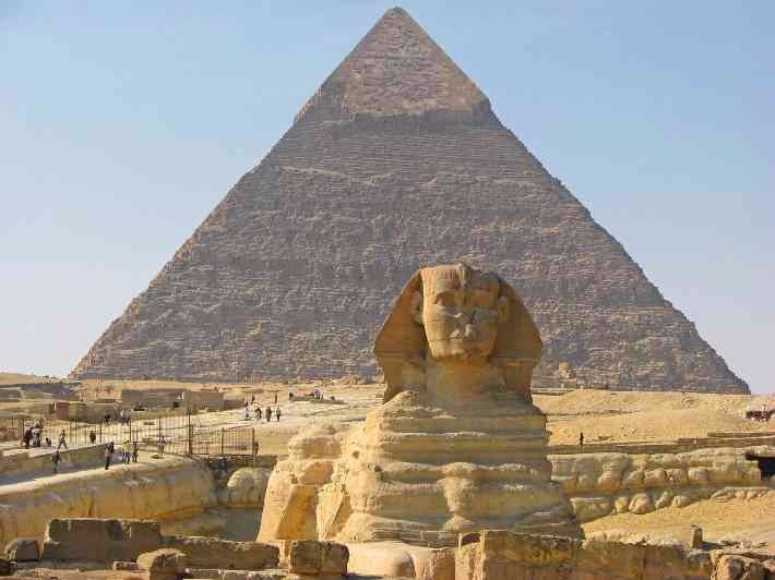 Esfinge de Gizé e ao fundo a Grande Pirâmide de GIzé