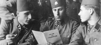 três soldados muçulmanos da ss nazista lendo livrete sobre islã e judaísmo
