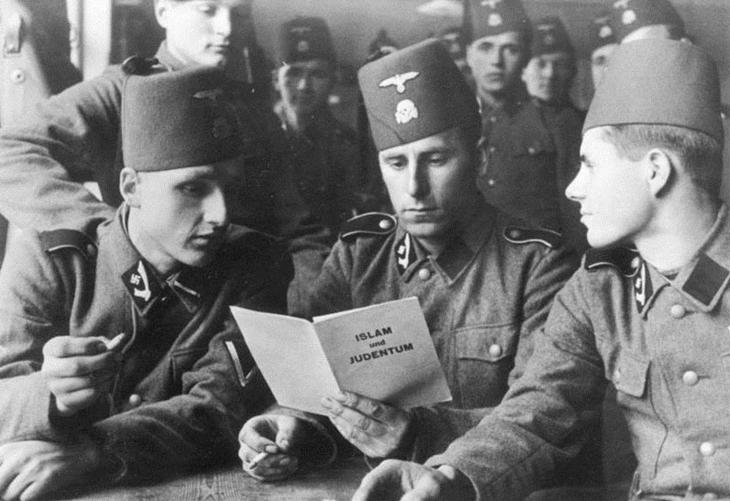 Bósnios muçulmanos da Divisão SS Handschar lendo doutrina nazista. Créditos: Mielke, 1943, Sommer. Bundesarchiv. Bild 101. Mielke-036-23. três soldados muçulmanos da ss nazista lendo livrete sobre islã e judaísmo