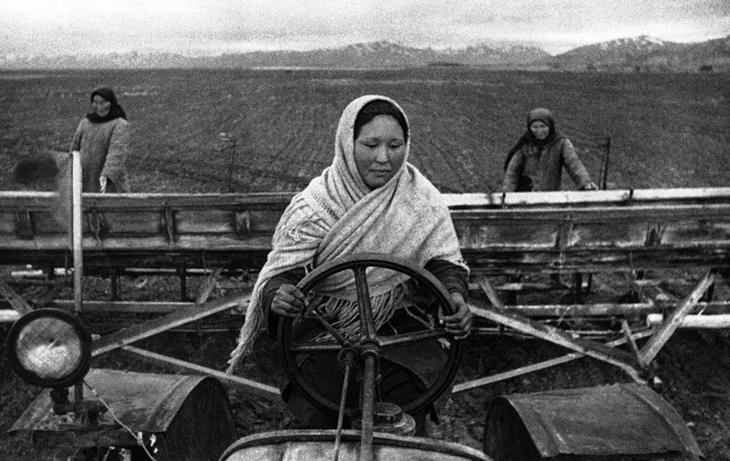 mulheres quirguistanesas trabalhando com com máquinas em lavoura