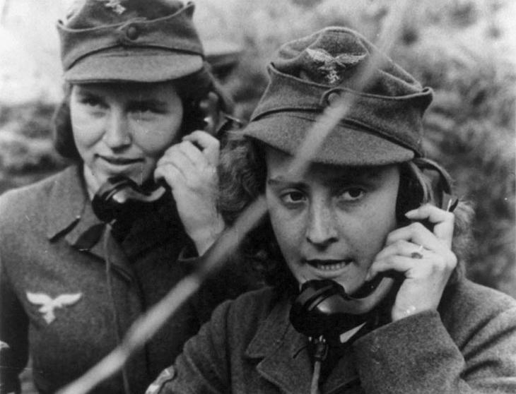 duas alemãs telefonando