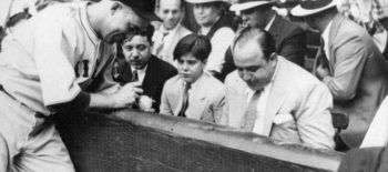 Capone e filho esperando autografo de Gabby Hartnett