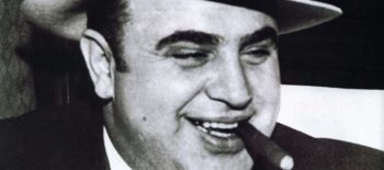 Al Capone com charuto e chapeu de feltro Panama