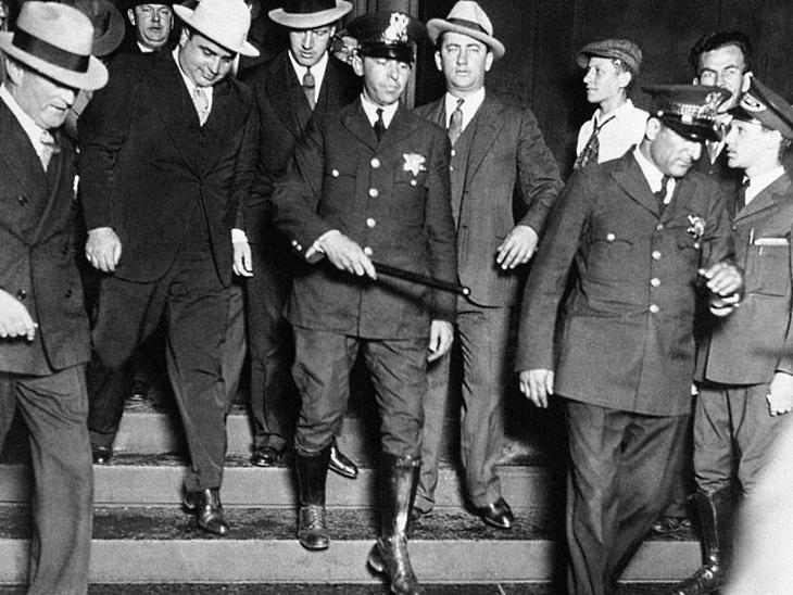 Al Capone deixando o tribunal federal após uma das audiências de 1931