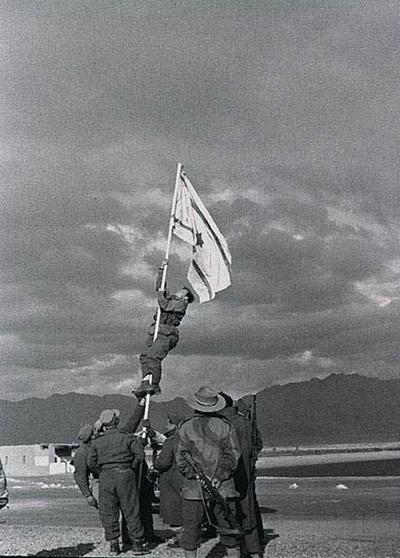 homens hasteando a bandeira de Israel