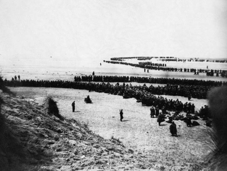 milhares de soldados perfilados na praia a espera de socorro