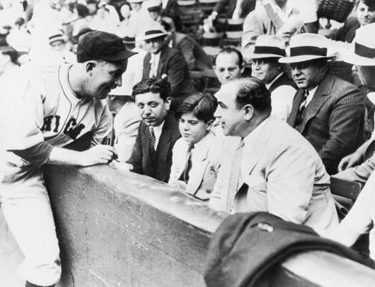Al Capone e seu filho em uma partida de beisebol
