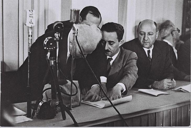 David Ben-Gurion ratificando a criação de Israel