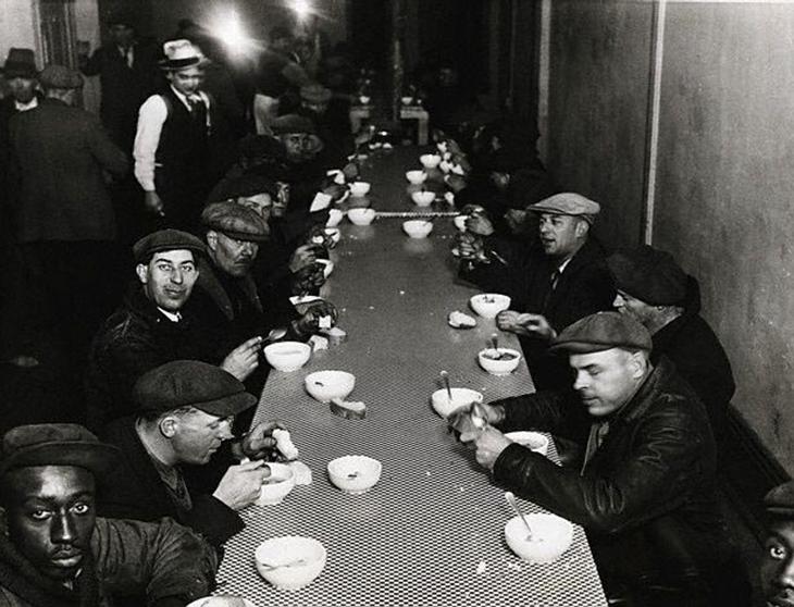 homens comendo em soparia de al capone durante a grande repressão