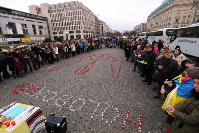 alemães e ucranianos reunidos para lembrar as vítimas do holodomor