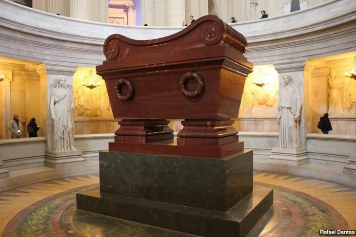 o caixão de napoleão em exposição no museu das armas
