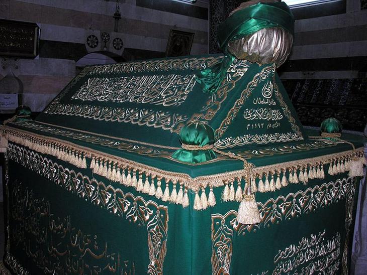 tumba de saladino com detalhes verdes e dourados