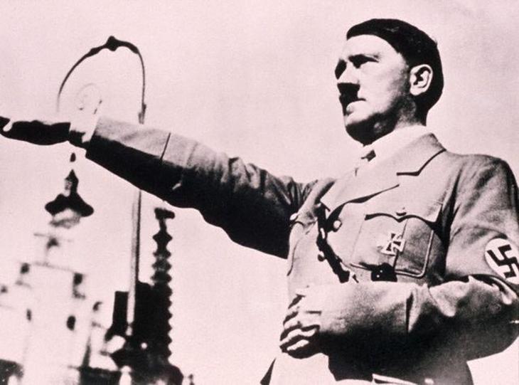 os 7 maiores conquistadores da história: Hitler fazendo a tradicional saudação nazista