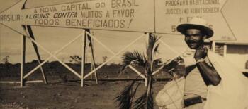 Placa de programa habitacional durante construção de Brasília
